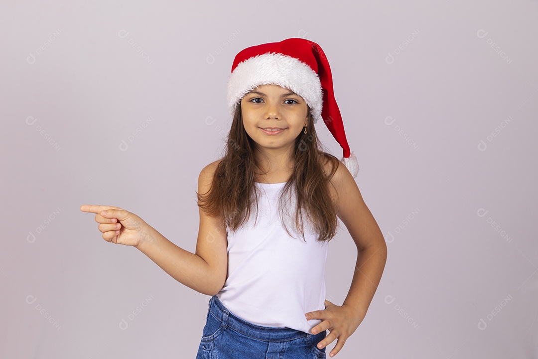 Menina criança usando chapéu Papai Noel natal fundo isolado branco