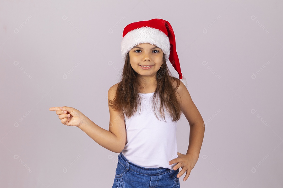 Menina criança usando chapéu Papai Noel natal fundo isolado branco