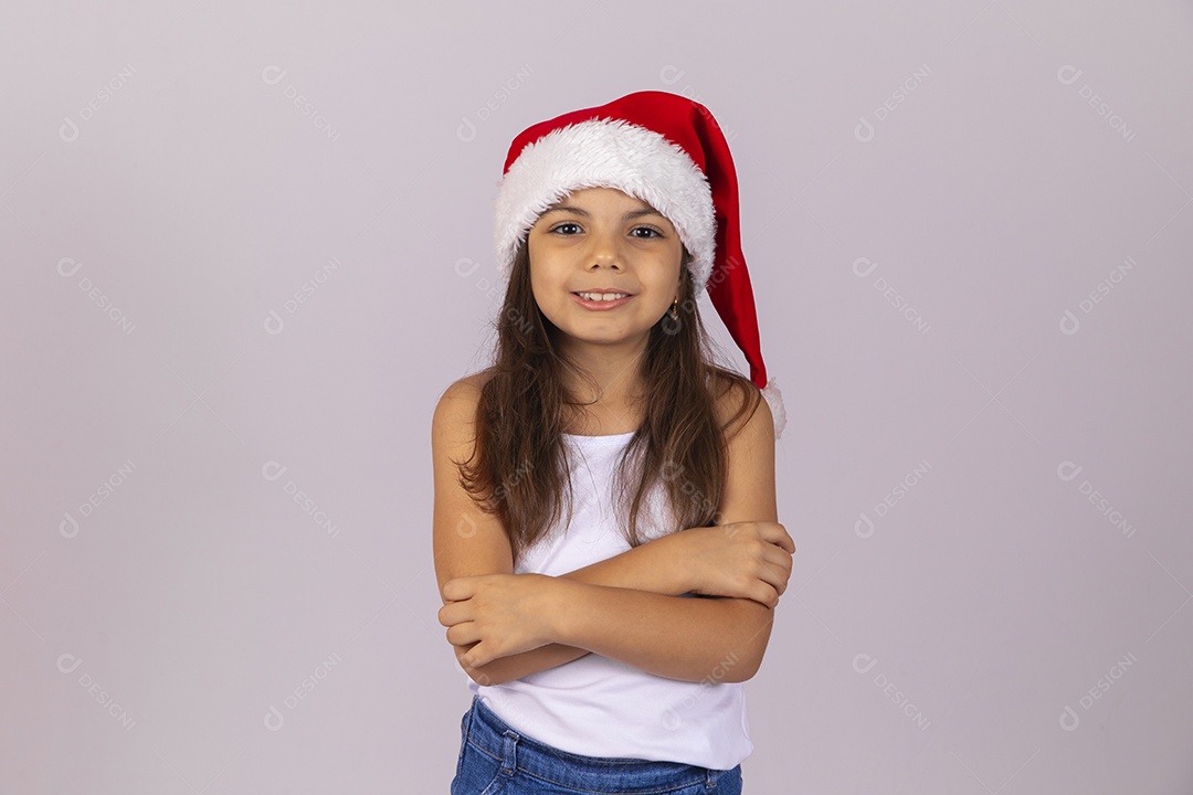 Menina criança usando chapéu Papai Noel natal fundo isolado branco