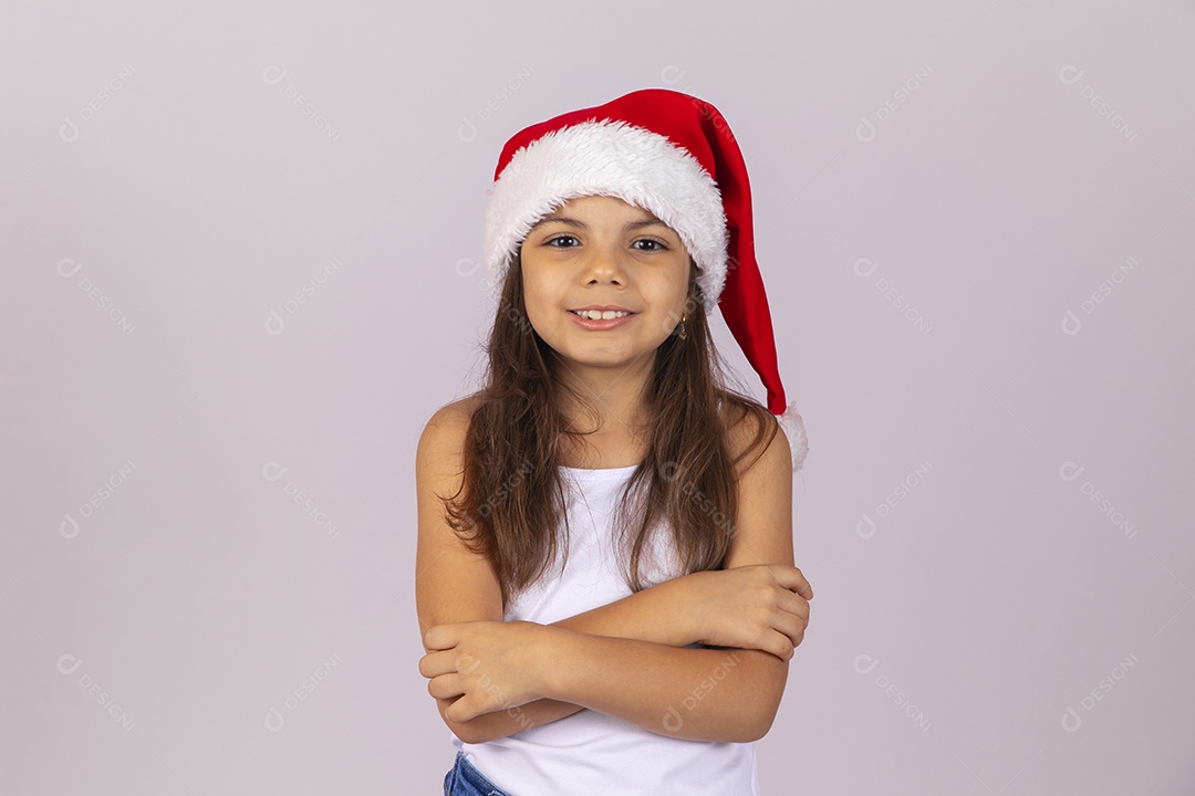 Menina criança usando chapéu Papai Noel natal fundo isolado branco