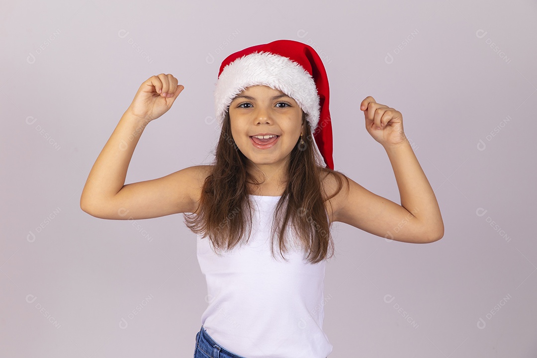 Menina criança usando chapéu Papai Noel natal fundo isolado branco