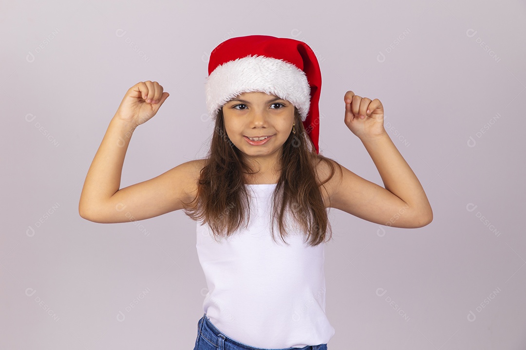 Menina criança usando chapéu Papai Noel natal fundo isolado branco