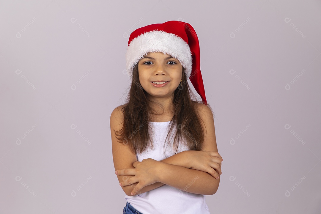 Menina criança usando chapéu Papai Noel natal fundo isolado branco