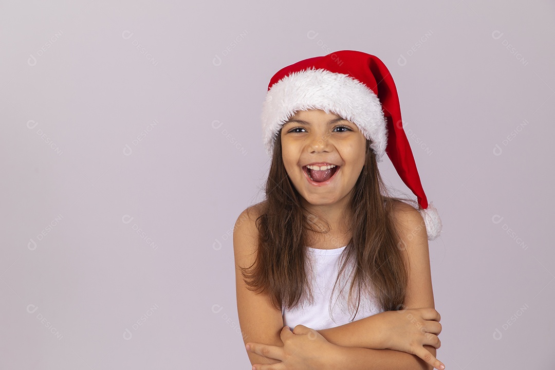 Menina criança usando chapéu Papai Noel natal fundo isolado branco