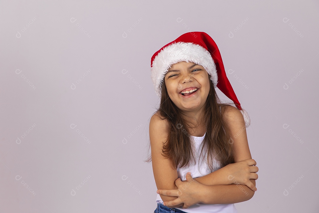 Menina criança usando chapéu Papai Noel natal fundo isolado branco