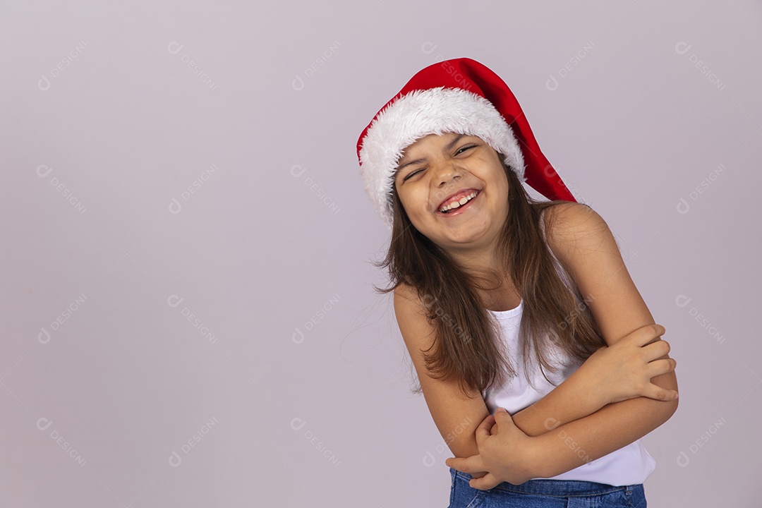 Menina criança usando chapéu Papai Noel natal fundo isolado branco