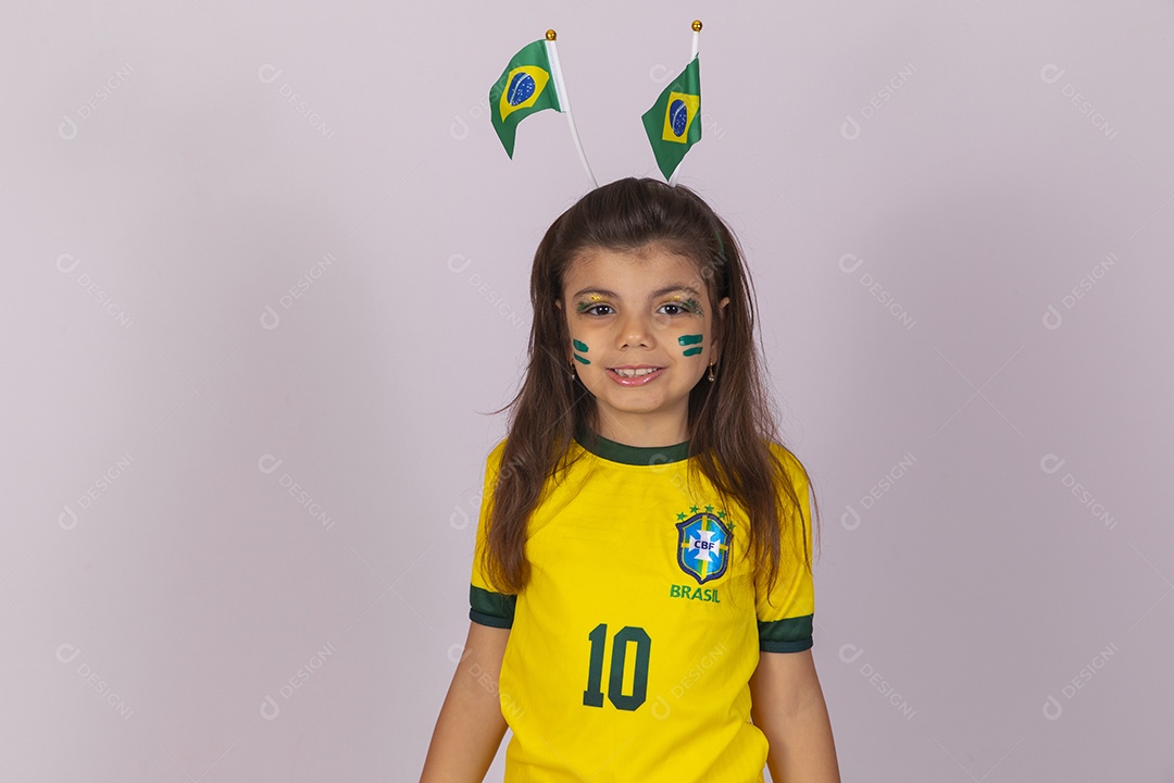 Menina criança torcedora usando camiseta do brasil fundo isolado branco