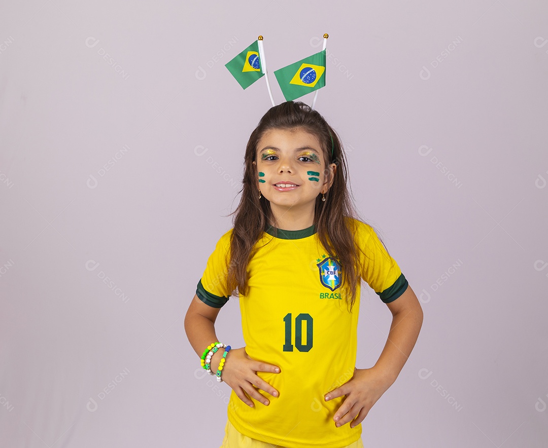 Menina criança torcedora usando camiseta do brasil fundo isolado branco