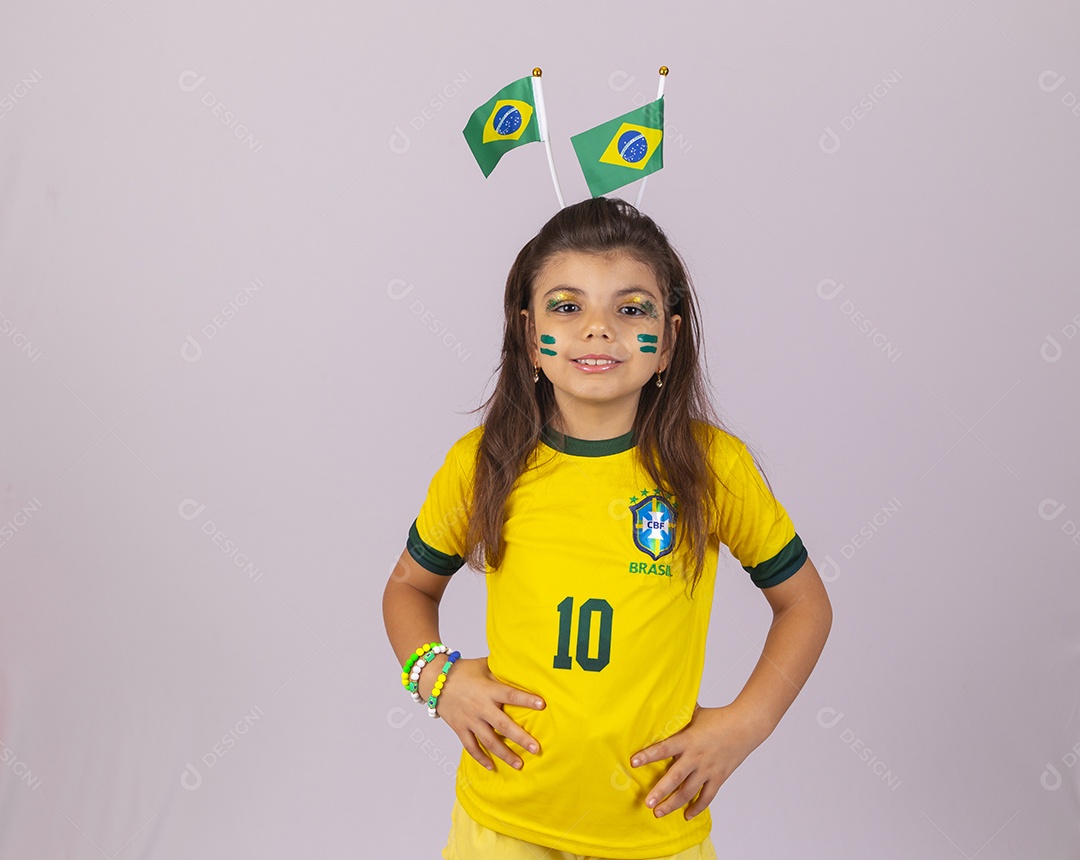 Menina criança torcedora usando camiseta do brasil fundo isolado branco