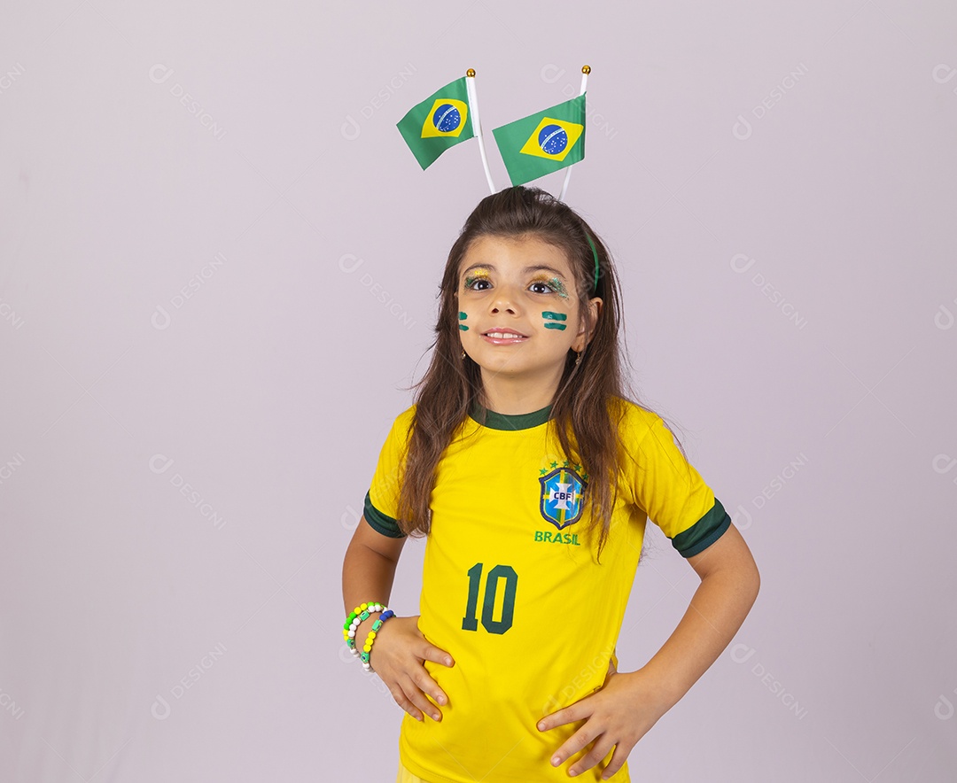 Menina criança torcedora usando camiseta do brasil fundo isolado branco
