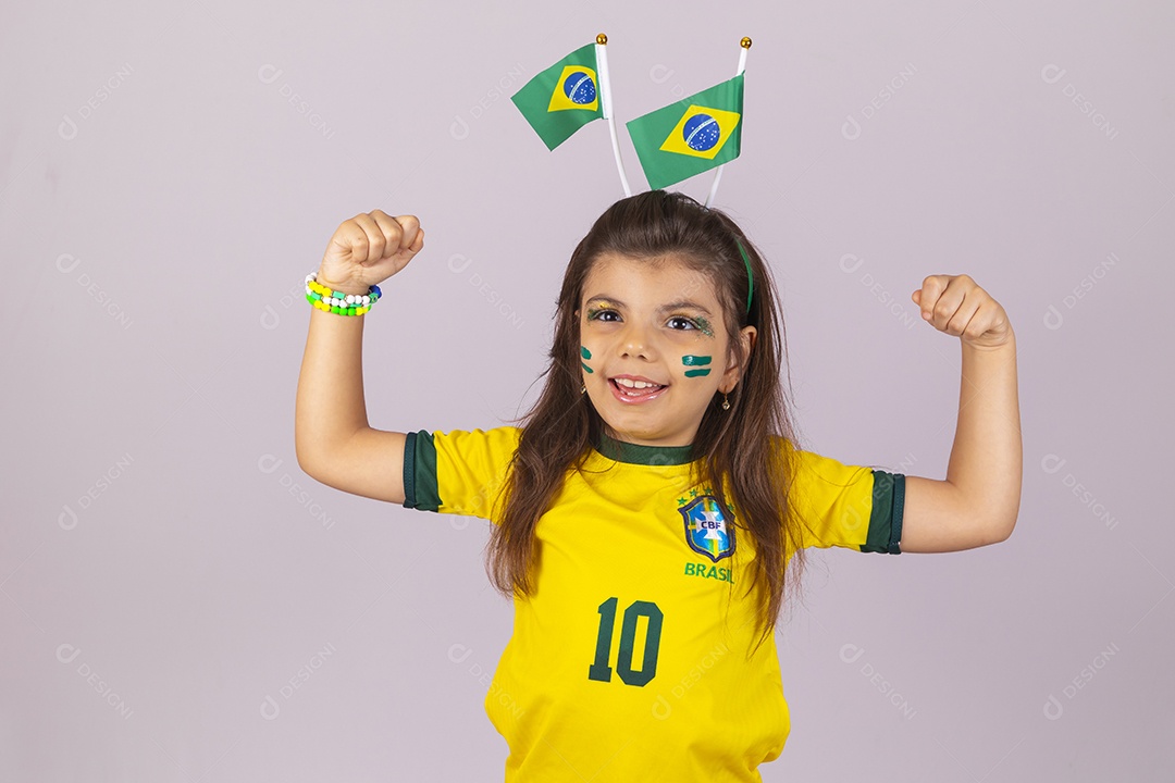 Menina criança torcedora usando camiseta do brasil fundo isolado branco