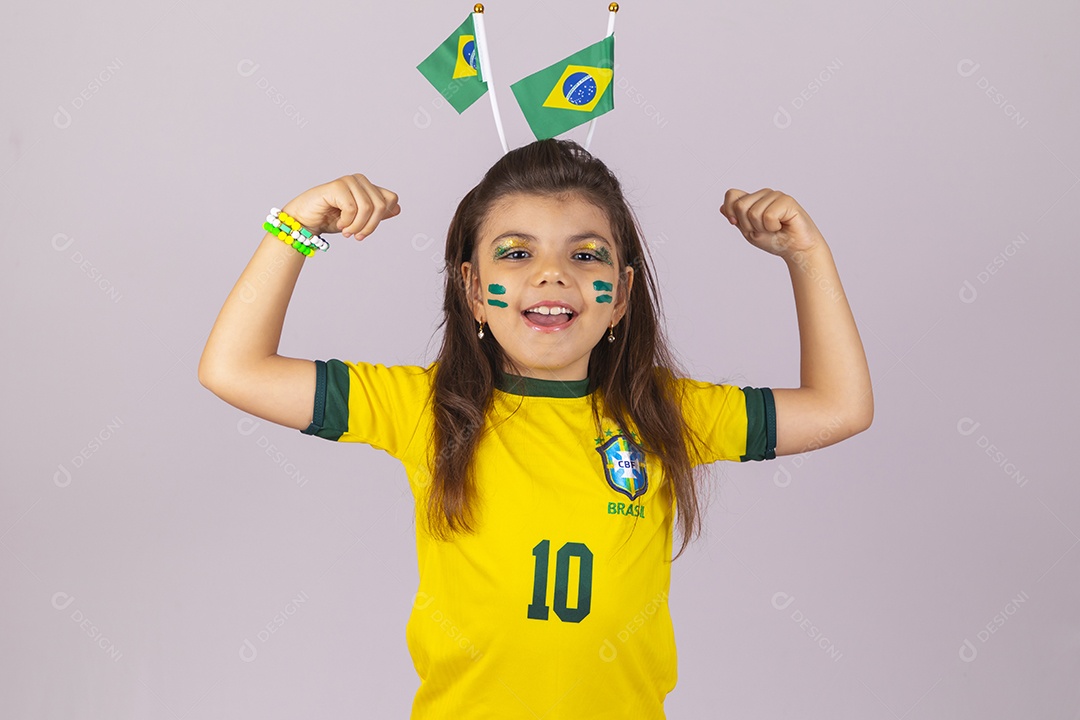 Menina criança torcedora usando camiseta do brasil fundo isolado branco