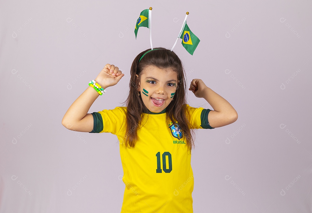 Menina criança torcedora usando camiseta do brasil fundo isolado branco
