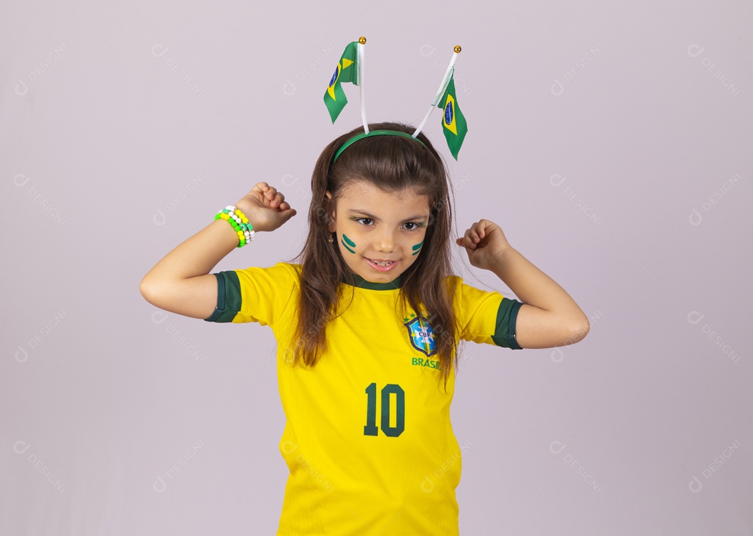 Menina criança torcedora usando camiseta do brasil fundo isolado branco
