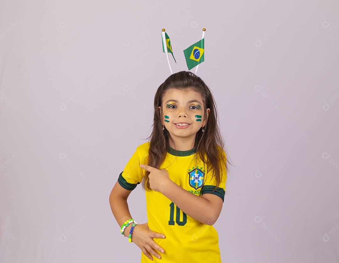 Menina criança torcedora usando camiseta do brasil fundo isolado branco