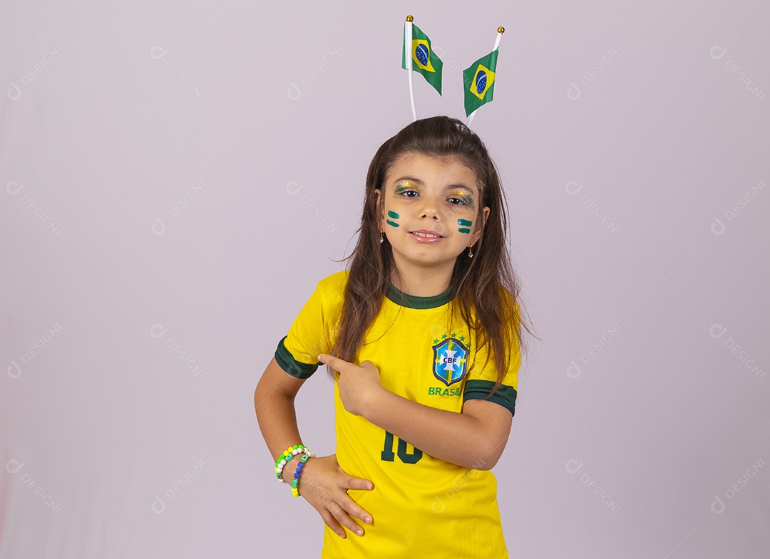 Menina criança torcedora usando camiseta do brasil fundo isolado branco
