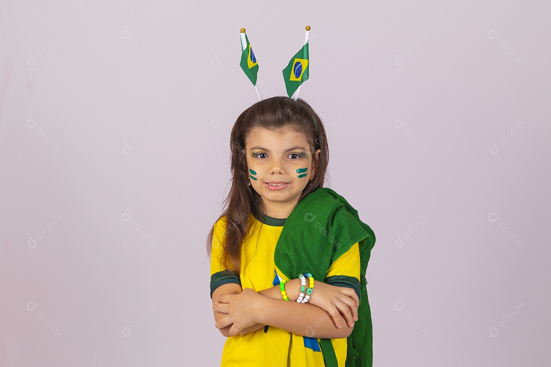 Menina criança torcedora usando camiseta do brasil fundo isolado branco