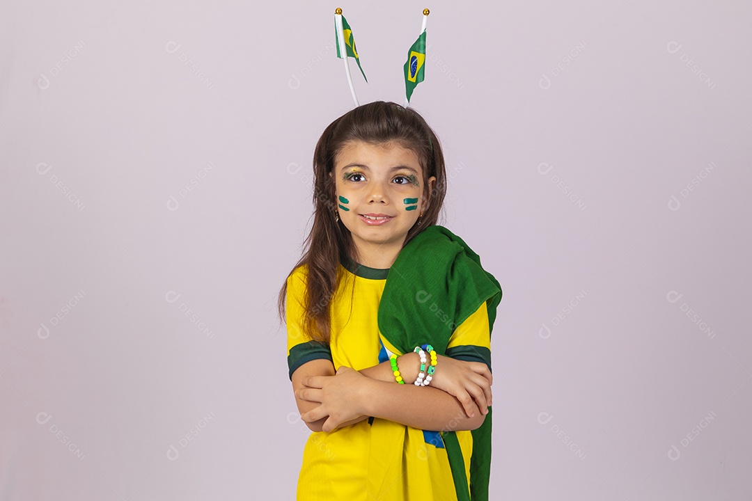 Menina criança torcedora usando camiseta do brasil fundo isolado branco