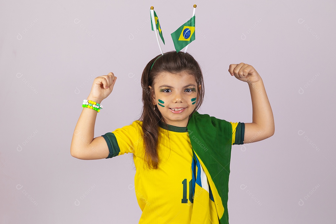 Menina criança torcedora usando camiseta do brasil fundo isolado branco