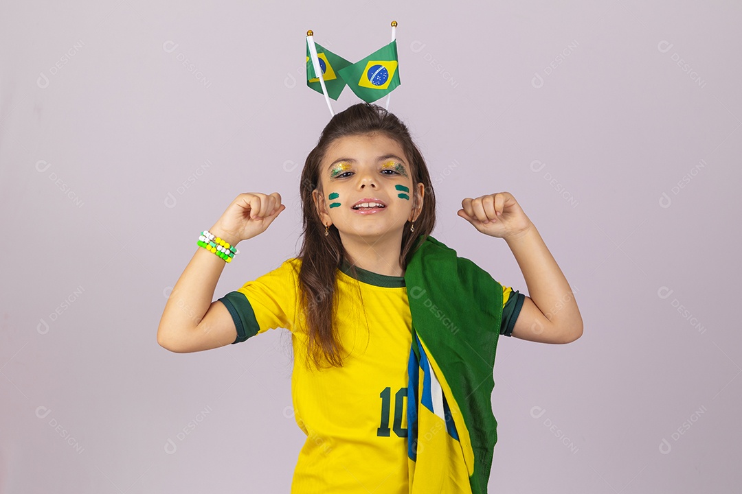 Menina criança torcedora usando camiseta do brasil fundo isolado branco