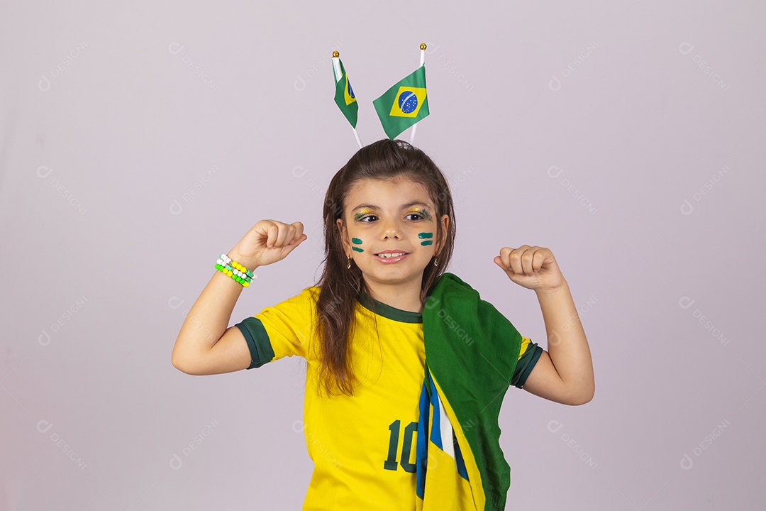 Menina criança torcedora usando camiseta do brasil sobre fundo isolado branco