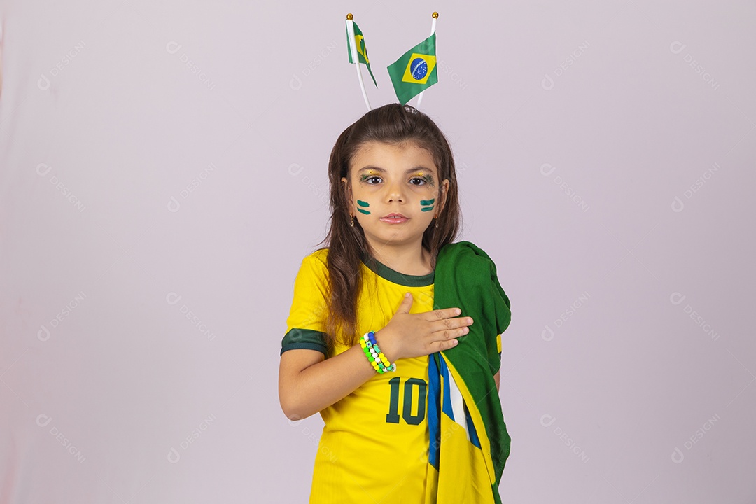 Menina criança torcedora usando camiseta do brasil sobre fundo isolado branco