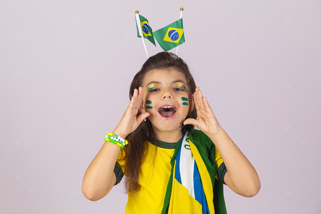 Menina criança torcedora usando camiseta do brasil sobre fundo isolado branco