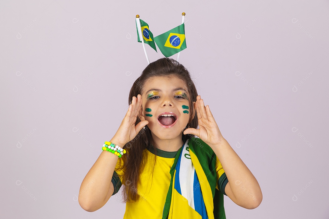 Menina criança torcedora usando camiseta do brasil sobre fundo isolado branco