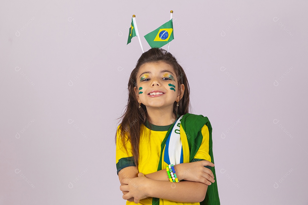 Menina criança torcedora usando camiseta do brasil sobre fundo isolado branco