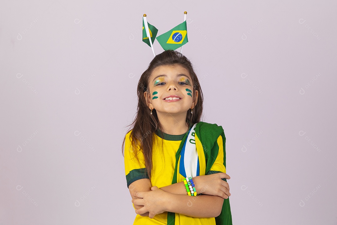 Menina criança torcedora usando camiseta do brasil sobre fundo isolado branco
