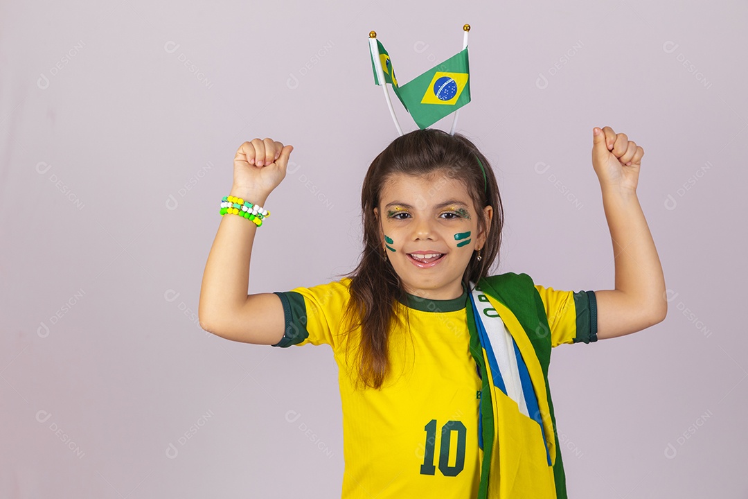 Linda garotinha jovem brasileira torcedora copa do mundo Futebol