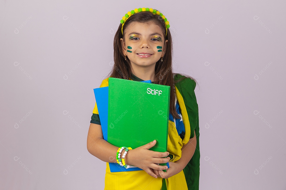 Linda garotinha jovem brasileira estudante torcedora copa do mundo Futebol