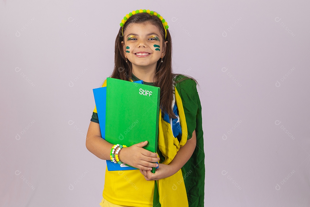 Linda garotinha jovem brasileira estudante torcedora copa do mundo Futebol