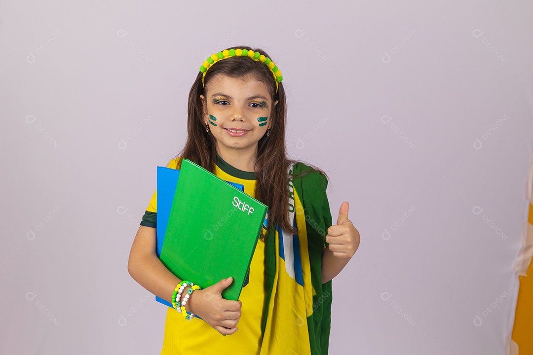 Linda garotinha jovem brasileira estudante torcedora copa do mundo Futebol