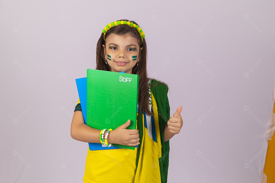 Linda garotinha jovem brasileira estudante torcedora copa do mundo Futebol