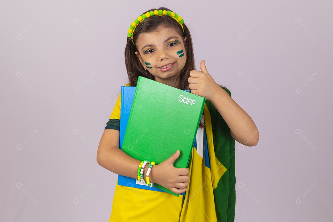 Linda garotinha jovem brasileira estudante torcedora copa do mundo Futebol