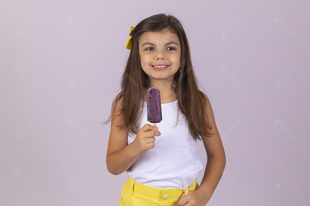 Linda Menina criança garotinha chupando picolé sobre fundo isolado branco