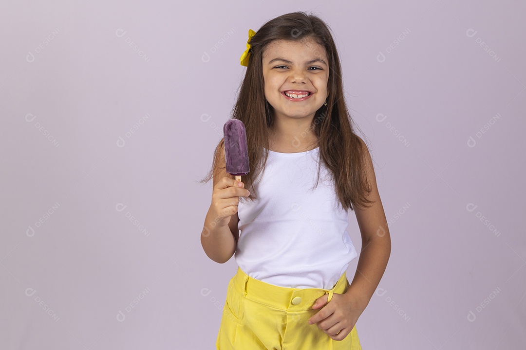 Linda Menina criança garotinha chupando picolé sobre fundo isolado branco