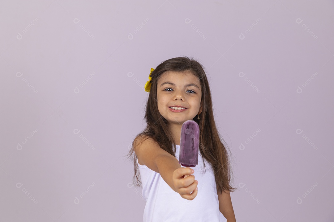 Linda Menina criança garotinha chupando picolé sobre fundo isolado branco