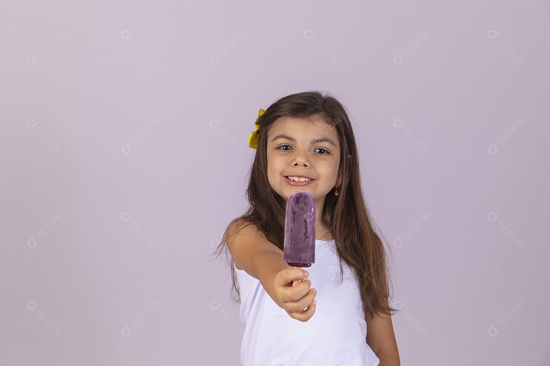 Linda Menina criança garotinha chupando picolé sobre fundo isolado branco