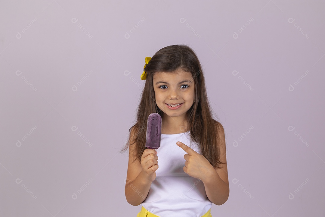 Linda Menina criança garotinha chupando picolé sobre fundo isolado branco