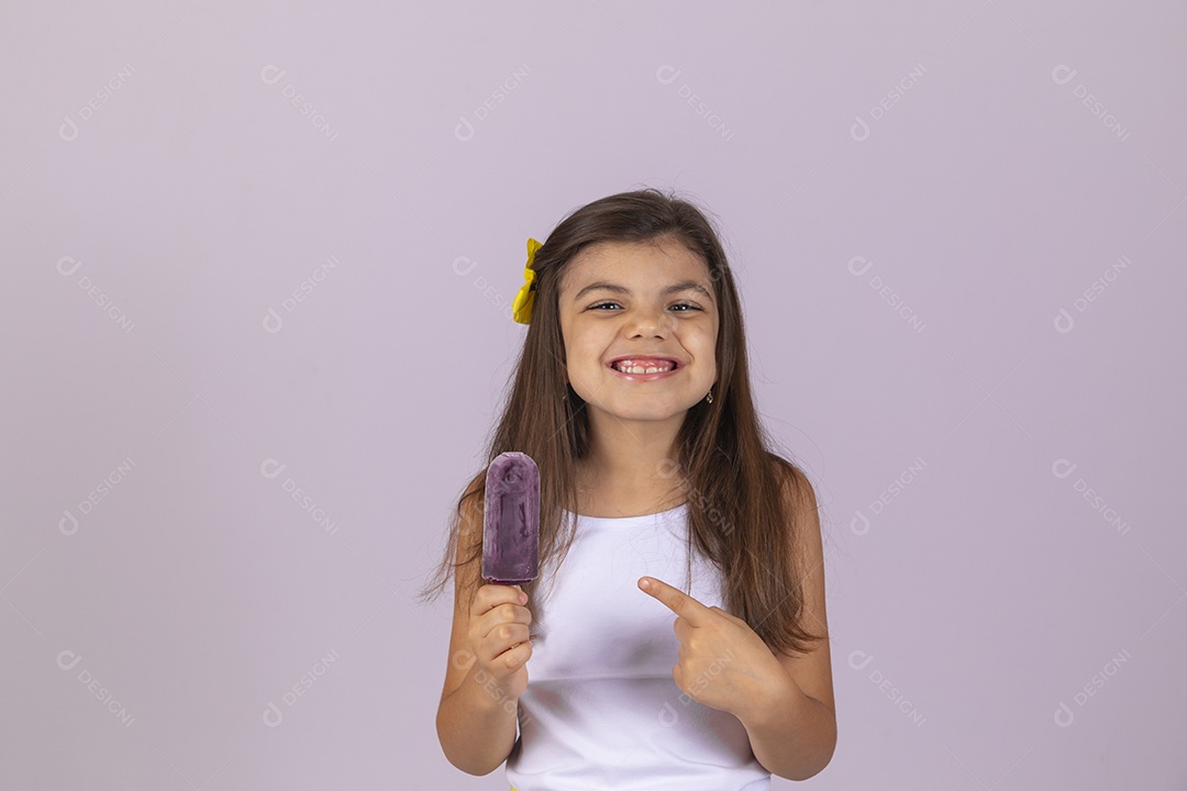 Linda Menina criança garotinha chupando picolé sobre fundo isolado branco