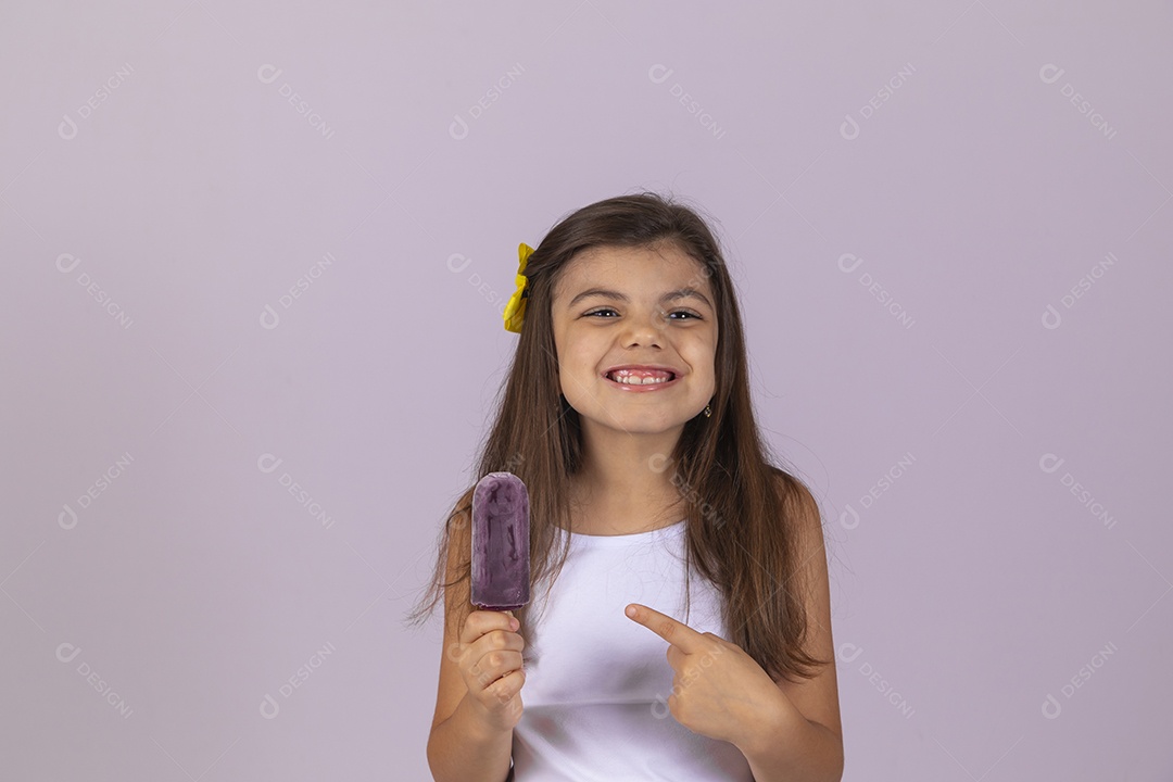 Linda Menina criança garotinha chupando picolé sobre fundo isolado branco