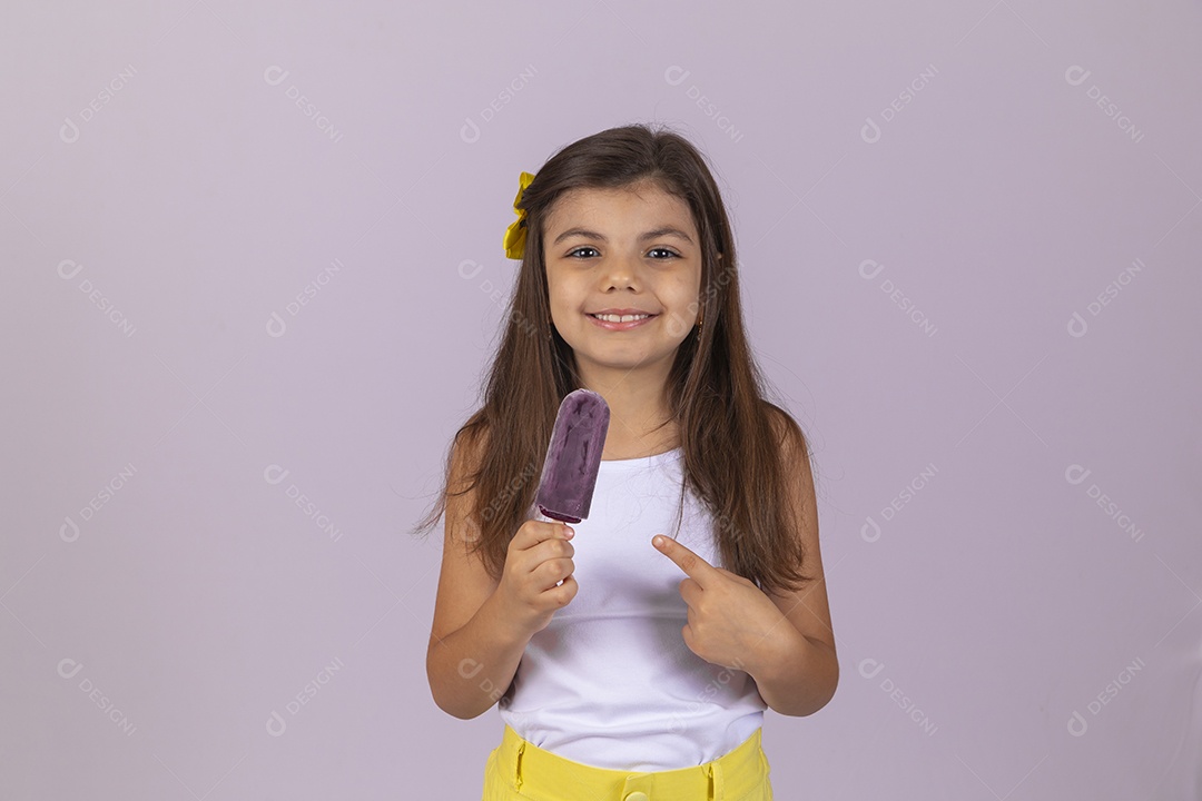 Linda Menina criança garotinha chupando picolé sobre fundo isolado branco