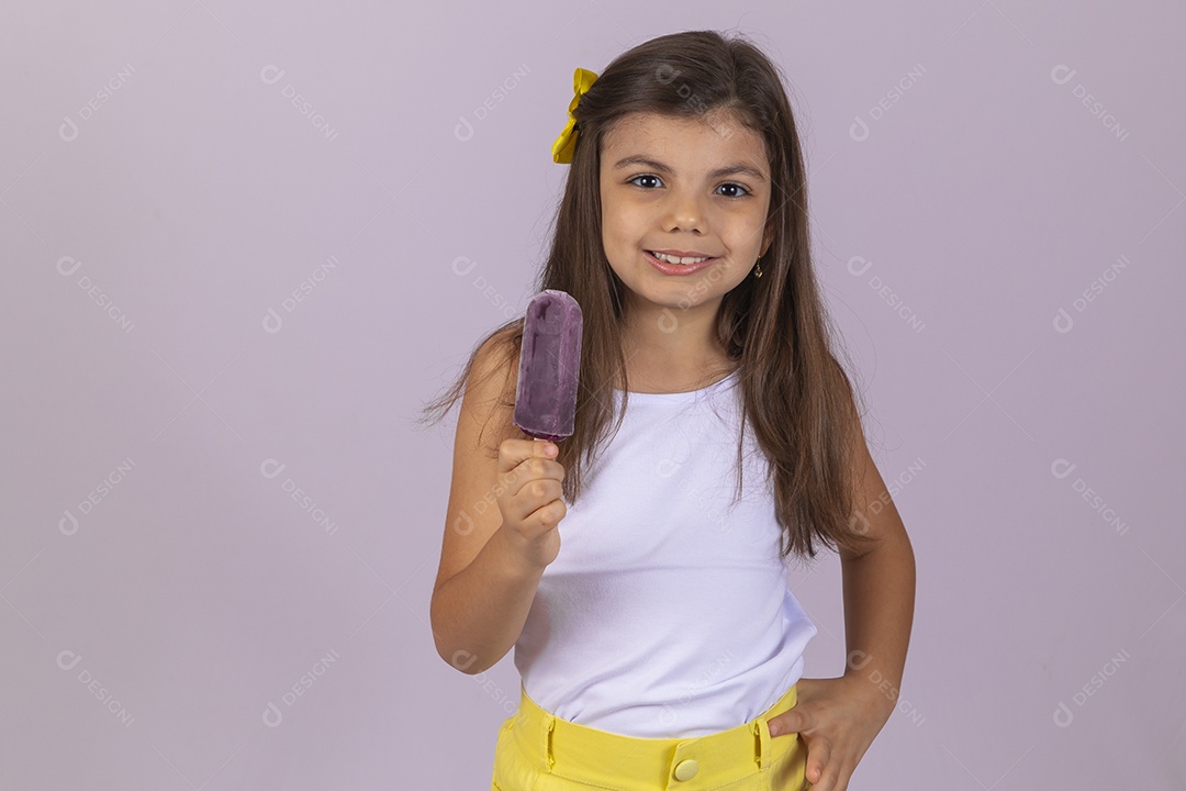 Linda Menina criança garotinha chupando picolé sobre fundo isolado branco