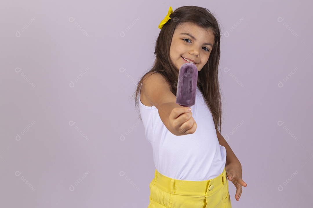 Linda Menina criança garotinha chupando picolé sobre fundo isolado branco