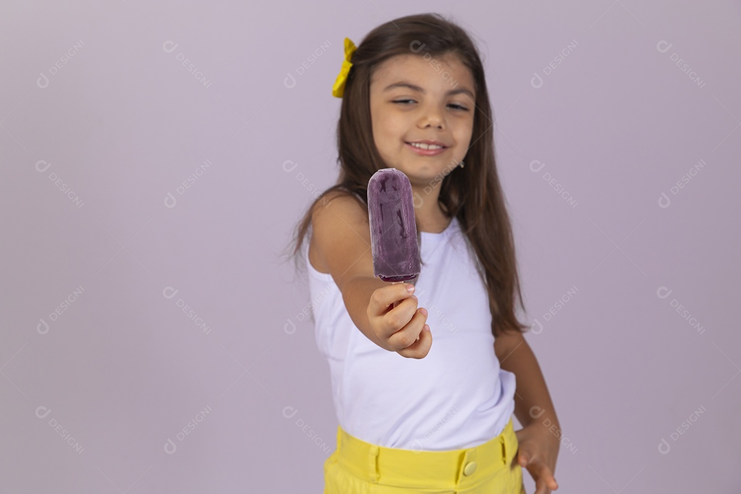 Linda Menina criança garotinha chupando picolé sobre fundo isolado branco