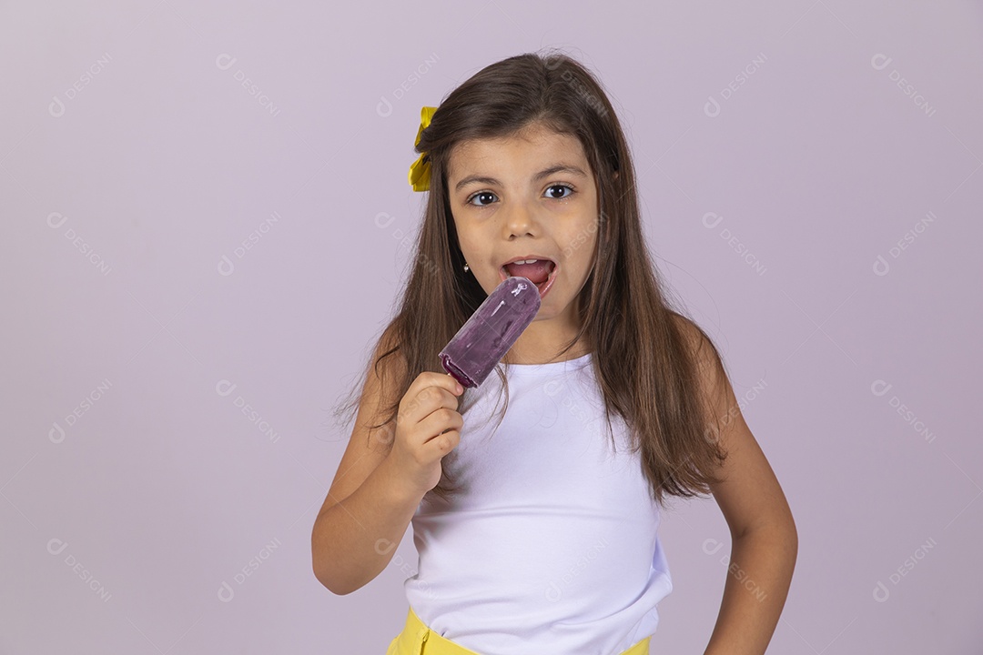 Linda Menina criança garotinha chupando picolé sobre fundo isolado branco