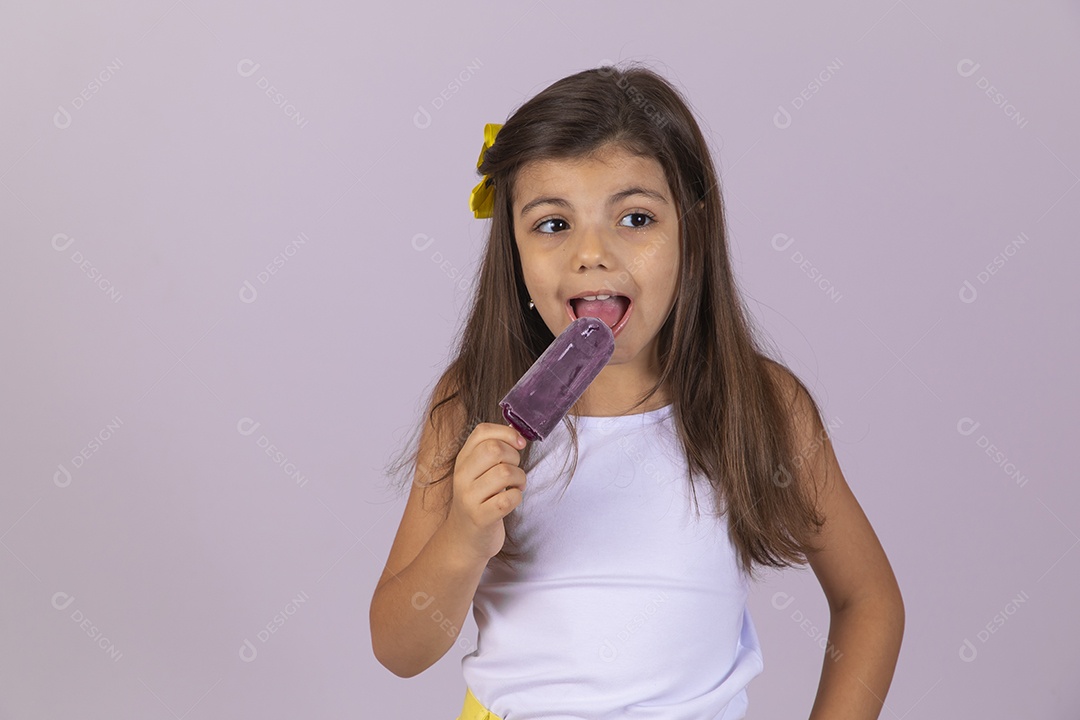 Linda Menina criança garotinha chupando picolé sobre fundo isolado branco