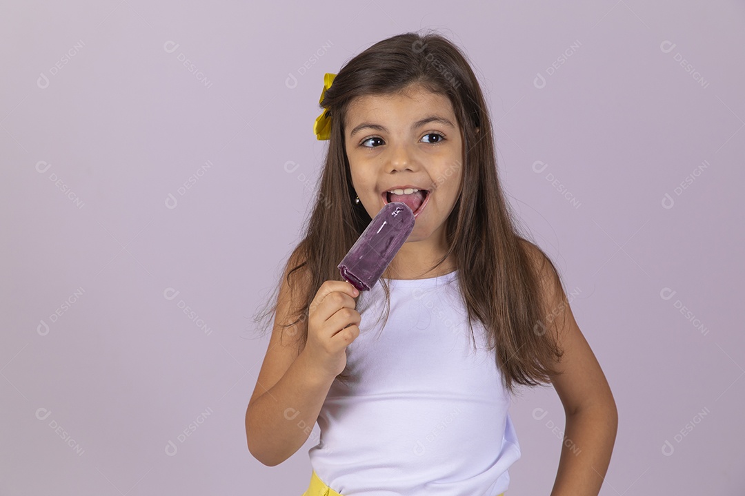 Linda Menina criança garotinha chupando picolé sobre fundo isolado branco